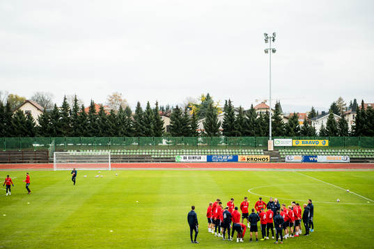 Lars Lagerbäck, head coach of Norway, and the players of