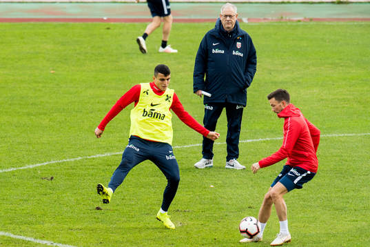 Mohamed Elyounoussi of Norway and Lars Lagerbäck, head