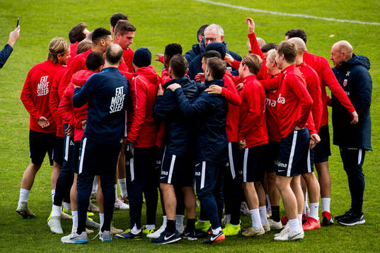 Lars Lagerbäck, head coach of Norway, and the players of