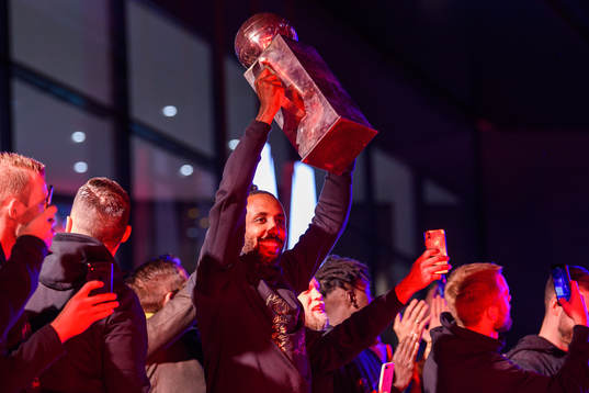 s Henok Goitom med Lennart Johanssons pokal
