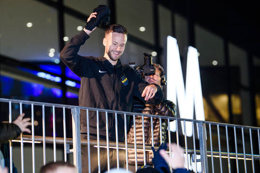 s Robert Lundström kastar ut sin tröja till supportrar