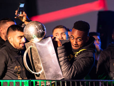 s Heradi Rashidi tar en selfie med Lennart Johanssons pokal