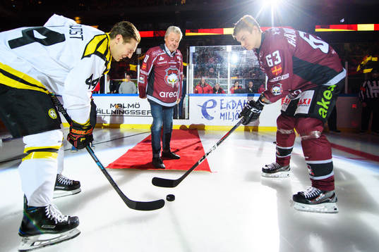 Percy Nilsson gör ett nedsläpp för att fira Malmö arena