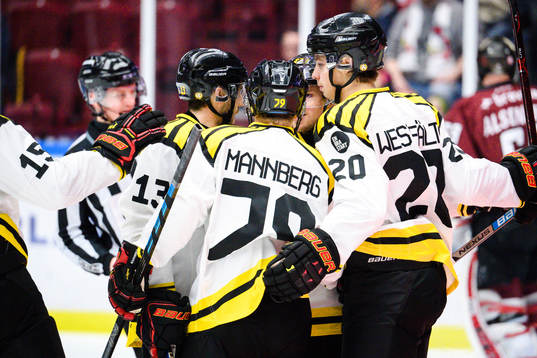 Brynäs Daniel Mannberg jublar med lagkamrater