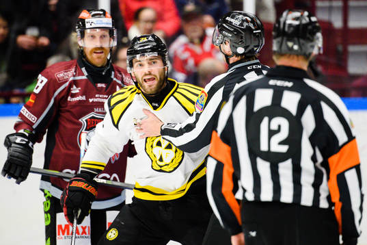 Brynäs Robert Kousal diskuterar med domaren