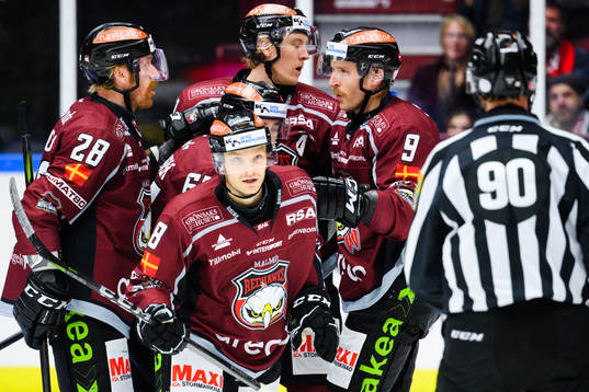 Malmö Redhawks Johan Olofsson jublar med lagkamrater