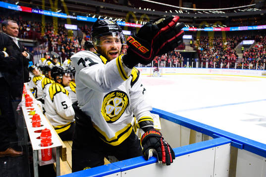Brynäs Robert Kousal skriker mot Malmö Redhawks spelare