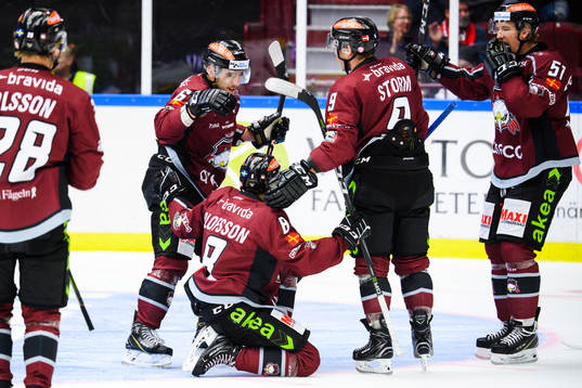 Malmö Redhawks Johan Olofsson jublar med lagkamrater