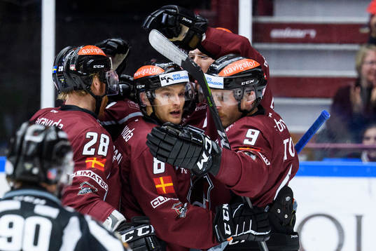 Malmö Redhawks Johan Olofsson jublar med lagkamraterna