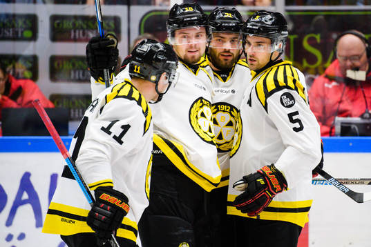 Brynäs Robert Kousal jublar med lagkamrater