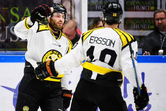 Brynäs Robert Kousal jublar med lagkamrater