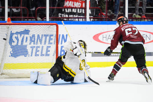 Malmö Redhawks Konstantin Komarek gör 3-2 på straff