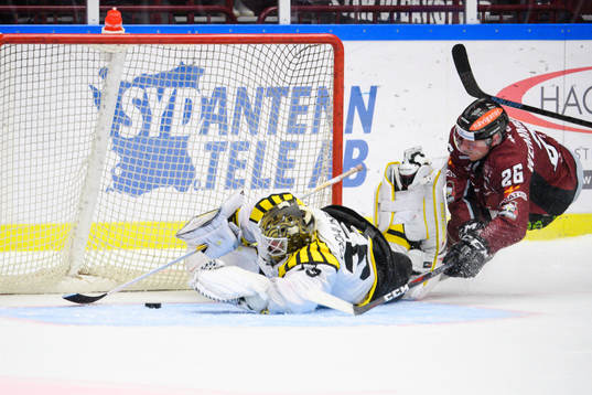 Brynäs målvakt Tomi Karhunen räddar på mållinjen