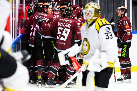 Malmö Redhawks Johan Olofsson blir omkramad av lagkamrater