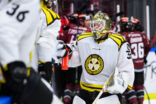 Brynäs målvakt Tomi Karhunen deppar