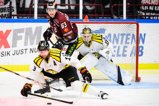 Malmö Redhawks Fredrik Händemark oroar framför Brynäs