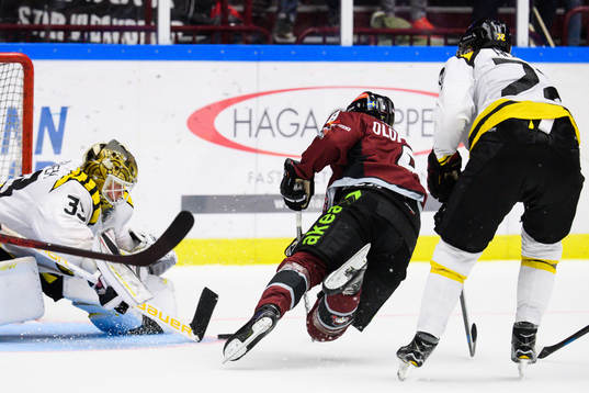 Malmö Redhawks Johan Olofsson fälls av Brynäs Joachim