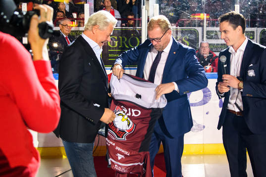 Percy Nilsson får en tröja av Malmö Redhawks sportchef