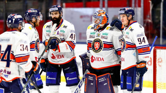 Växjös spelare tacka målvakt Viktor Fasth