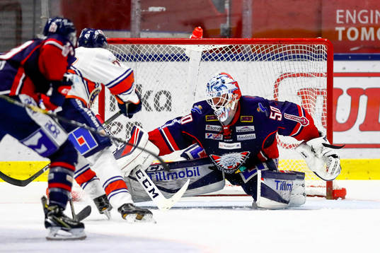 Linköpings målvakt Jonas Gustavsson släpper in mål 1-2