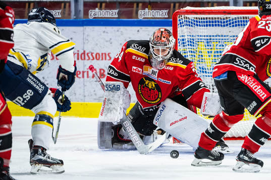 s Simon Önerud skjuter mot Luleås målvakt Joel