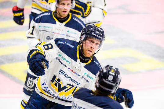 s Joakim Andersson jublar med lagkamrater