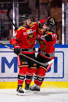 Luleås Robin Kovacs och Mattias Guter jublar