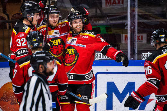 Luleås Oscar Engsund, Robin Kovacs och Mattias Guter jublar