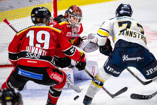 s Sebastian Wännström och Luleås målvakt Joel