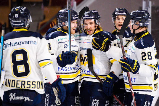 s Joakim Andersson jublar med lagkamrater