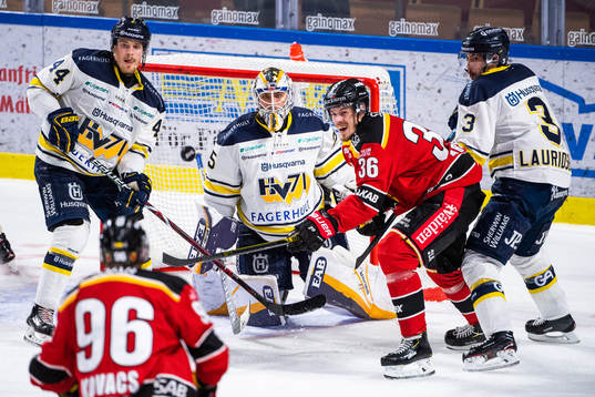 s Mikko Lehtonen och Luleås Emil Larsson framför HV71:s