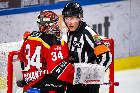 Luleås målvakt Joel Lassinantti och domare Tobias Björk
