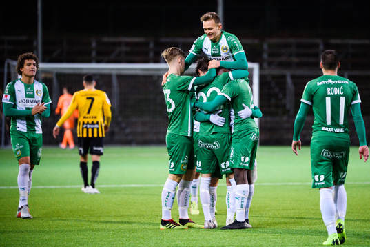 Hammarbys André Alsanati jublar med lagkamrater