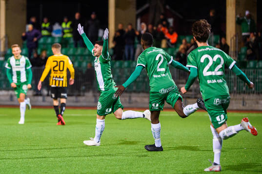 Hammarbys André Alsanati jublar med lagkamrater