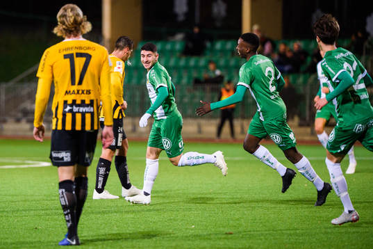 Hammarbys André Alsanati jublar med lagkamrater
