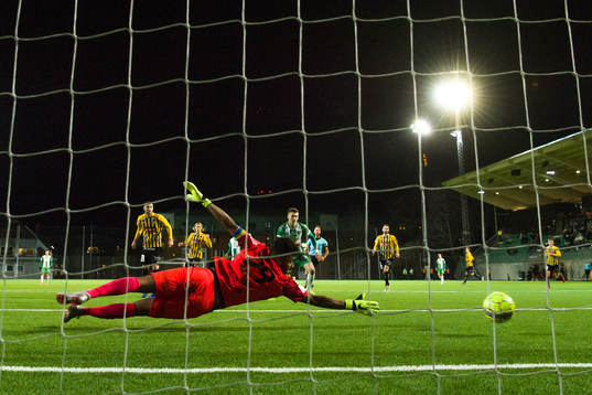 Hammarbys Abdul-Halik Hudu (ej i bild) skjuter 1-0 bakom