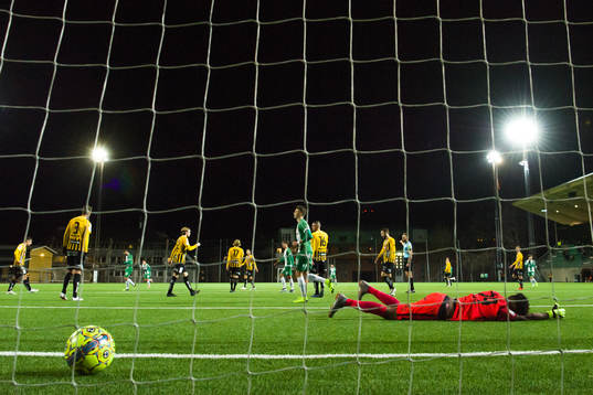 Hammarbys Abdul-Halik Hudu (ej i bild) skjuter 1-0 bakom