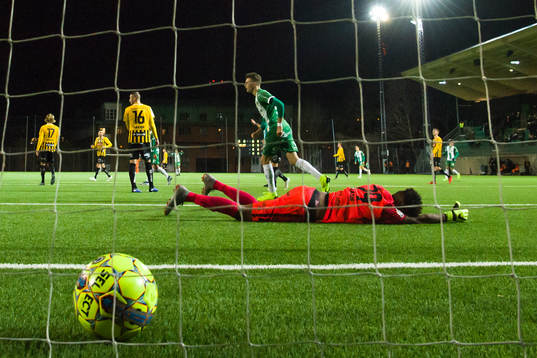 Hammarbys Abdul-Halik Hudu (ej i bild) skjuter 1-0 bakom