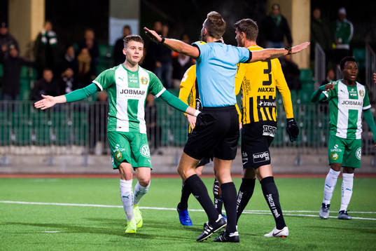Hammarbys Jake Larsson reagerar