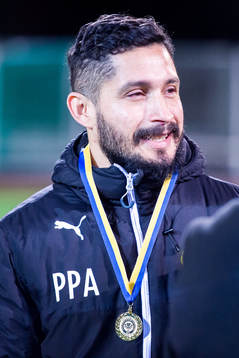 Hammarbys tränare Pablo Pinones Arce med sin guldmedalj