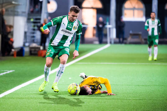 Hammarbys Jake Larsson och Häckens Kevin Ackermann