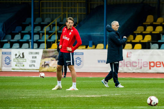 Sander Berge of Norway and Lars Lagerbäck, head coach of