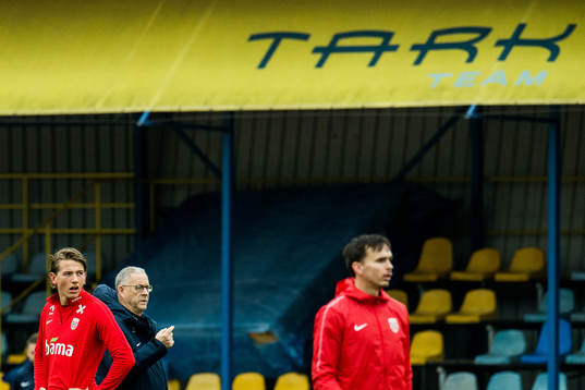 Sander Berge of Norway and Lars Lagerbäck, head coach of