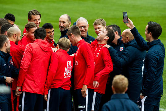 Sander Berge, Mohamed Elyounoussi, Lars Lagerbäck, head
