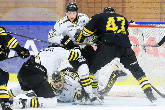 s Andreas Hjelm och målvakt Erik Källgren