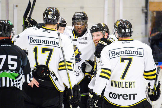 s Daniel Muzito Bagenda jublar med lagkamrater