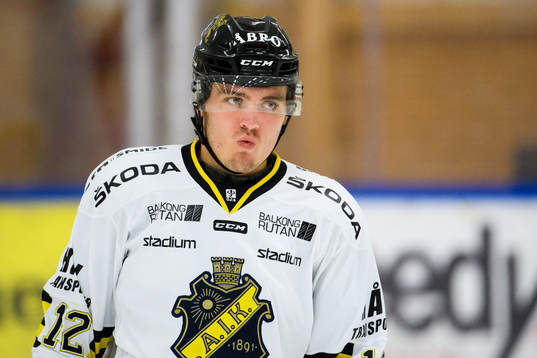s Max Lindholm deppar