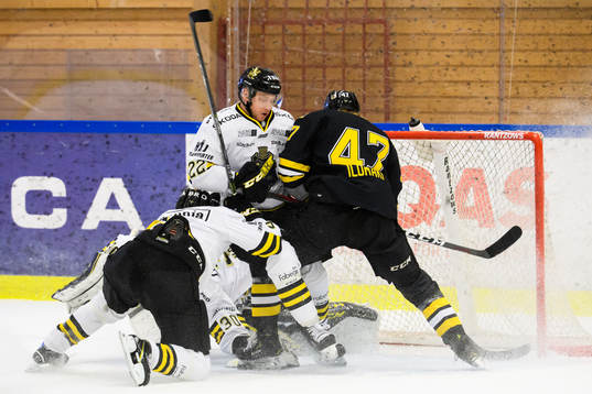 s Andreas Hjelm och målvakt Erik Källgren