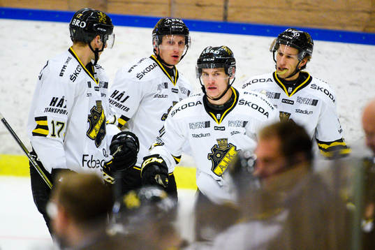 s Anton Holm jublar med lagkamrater