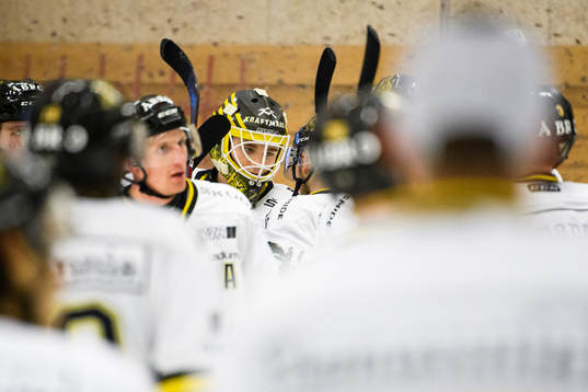 s målvakt Erik Källgren jublar